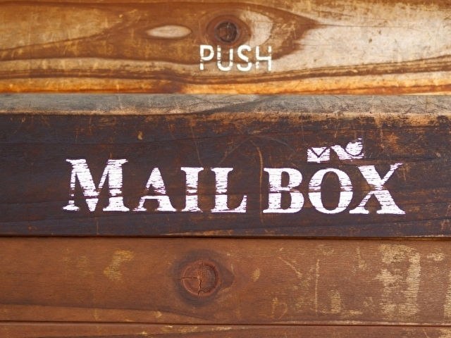 木製のメールボックス